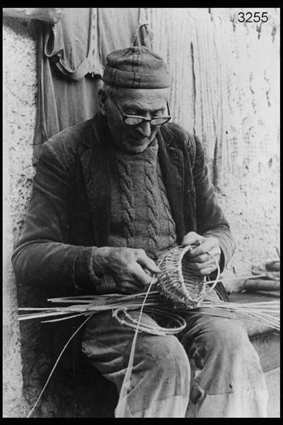 Clemente Franchini - Anziano cestaio al lavoro.