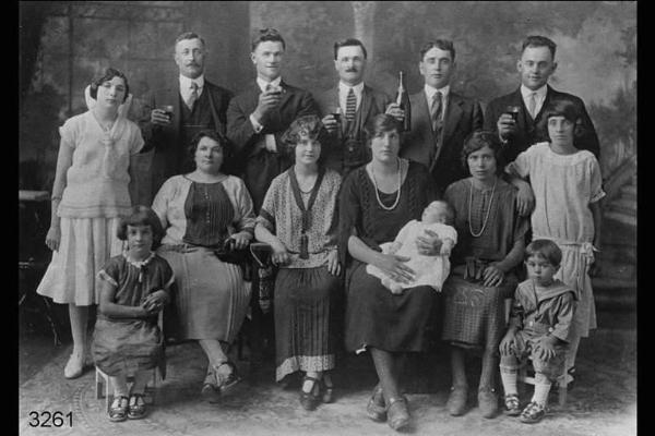 Famiglie Sigismondi e Rota di Strozza. Gruppo in posa in studio.