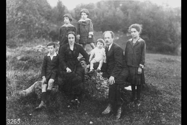 Famiglia Giovanni Personeni - Posa in un prato.