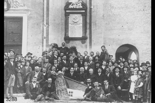 Inaugurazione lapide ai Caduti - Posa con bandiera tricolore davanti alla lapide.