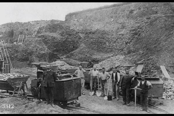 Dintorni di Zurigo. Cava di pietra. Operai in posa con strumenti di lavoro, accanto ai carrelli.