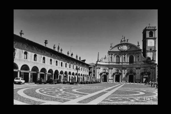 Vigevano. Piazza Ducale con Cattedrale di S. Ambrogio.