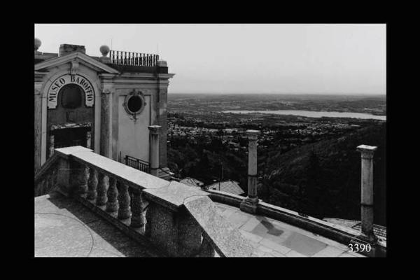 Vista sul lago dal Sacro Monte e edificio del Museo Baroffio.