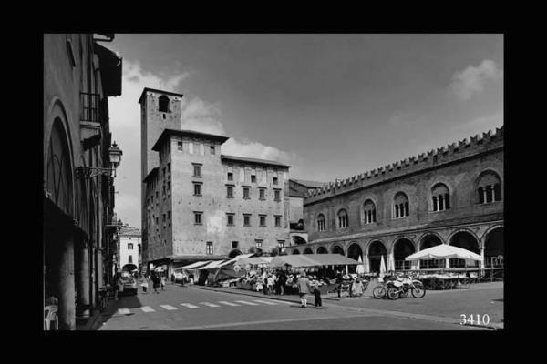 Mantova. Piazza delle Erbe. Bancarelle.