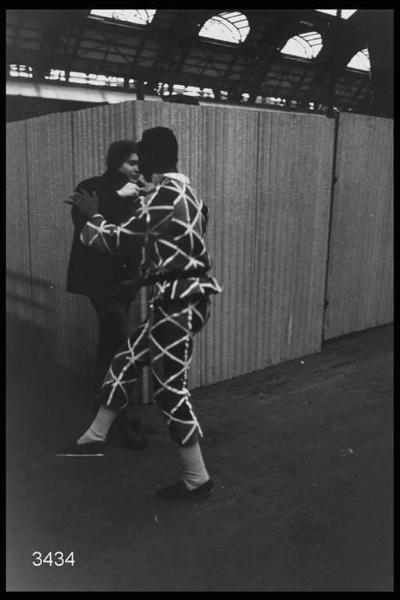 Carnevale ambrosiano. Stazione Centrale, maschera di Arlecchino.