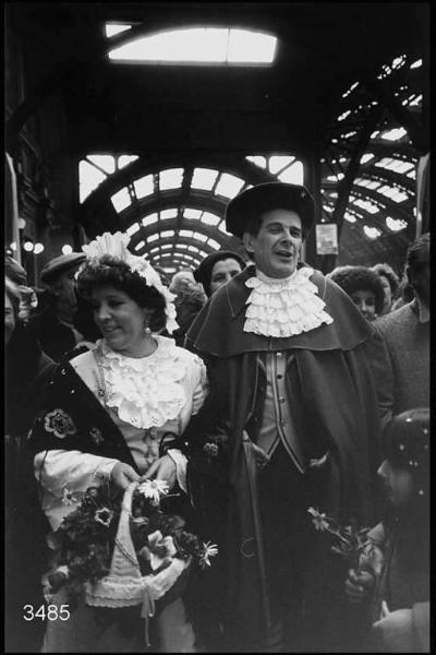 Carnevale ambrosiano. Stazione Centrale: Nino Rossi e Wilma De Angeli in costume da Meneghino e Cecca.