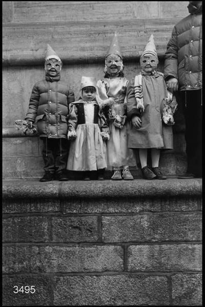 Carnevale ambrosiano. Quattro bambini in maschera.