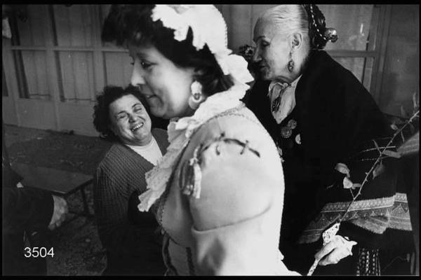 Carnevale ambrosiano. Festa al "Piccolo Cottolengo di Don Orione". La cantante Wilma De Angeli in costume da Cecca, una donna anziana in costume manzoniano e una ricoverata dell'Istituto.