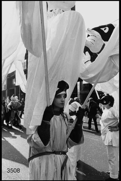 Carnevale ambrosiano. Gruppo "ARCI ragazzi": ragazzo in costume da Pulcinella.