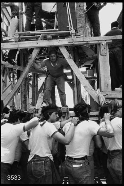 Festa del Giglio al quartiere Giambellino. La "paranza" dei facchini ripresa da dietro mentre sta trasportando il Giglio.