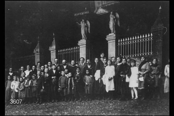 Fedeli di Brumano in pellegrinaggio al Santuario della Beata Vergine della Cornabusa.