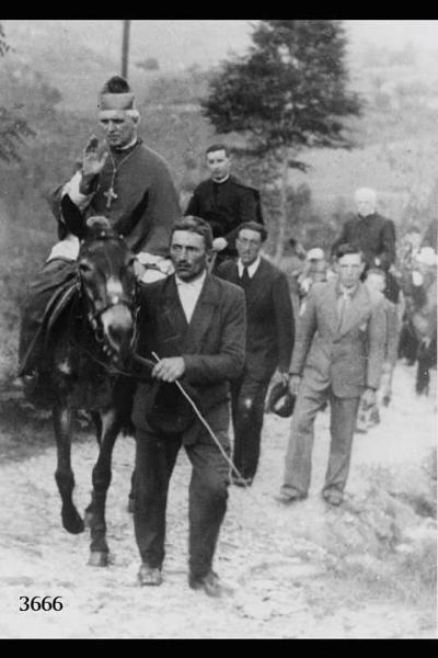 Bernardino Frosio, gestore del trasporto su muli, accompagna il vescovo Adriano Bernareggi alla Cornabusa a Cà Contaglio di Cepino.