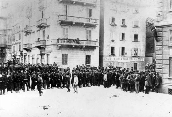 Moti di Milano: la città in stato d'assedio - Schieramento di truppe in corso di porta Venezia.