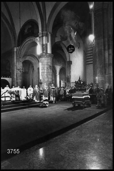 Festa di San Pietro Martire in Sant'Eustorgio: navata centrale. La teca con il teschio del santo è collocata di fronte ai sacerdoti celebranti.