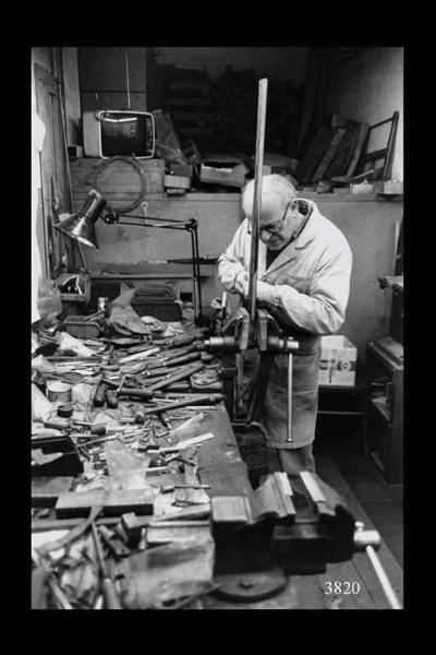 Fabbrica fucili di lusso Abbiatico-Salvinelli. Artigiano lavora a una canna di fucile.