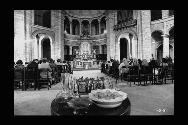 Messa celebrata secondo la tradizione cinese. In primo piano, tavolino con il pane e il vino per l'eucarestia. Immigrazione cinese.