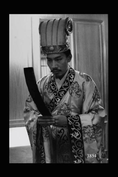 Esibizione di abiti tradizionali cinesi. Uomo in costume. Immigrazione cinese.