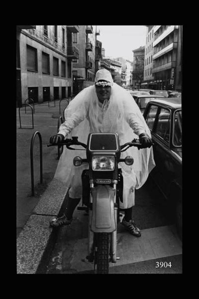 Ragazza vestita da sposa su una moto.