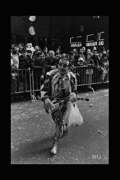 Milano. Uomo in costume da giullare con mandolino in mano.