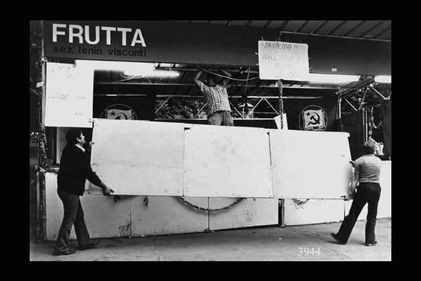 Milano. Parco Sempione. Festa dell'Unità: stand della frutta.