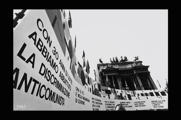 Milano. Parco Sempione. Festa dell'Unità: cartelloni con slogan politici sotto l'Arco della Pace.