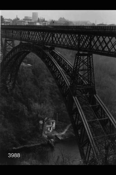 Ponte in ferro sul fiume.