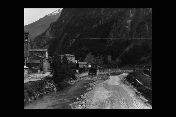 Lombardia, corso del fiume Adda, 1992: paese valtellinese.