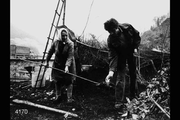 Preparazione del carbone di legna. - L'accensione della carbonaia.