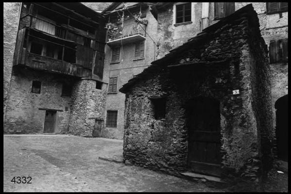 Una piccola piazza nel centro del paese.