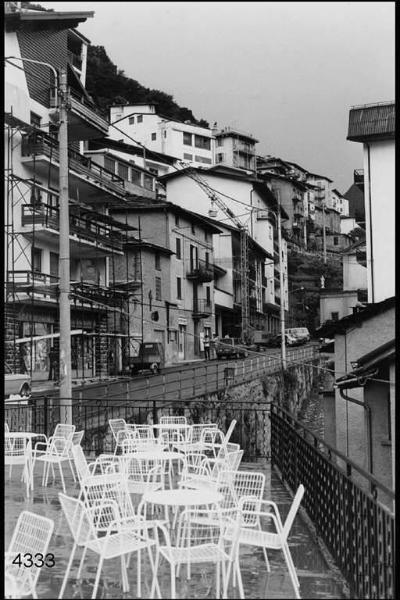 La strada principale. In primo piano la terrazza del bar.