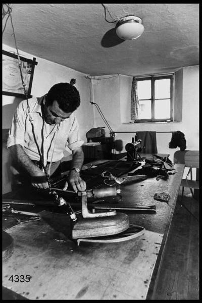 Interno di laboratorio artigiano.Sarto.