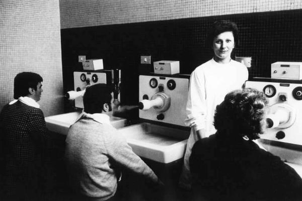 Milano. Industrie Pirelli. Bicocca. Al servizio della salute. Laboratorio medico.