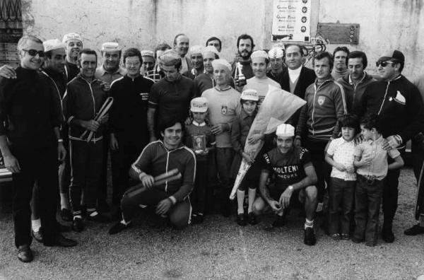 Milano. Gara ciclistica. Fotografia di gruppo.