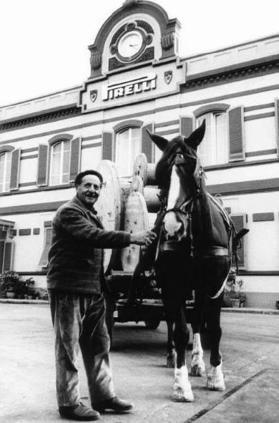 L'ultimo trasporto a cavallo. Esterno di edificio Pirelli.