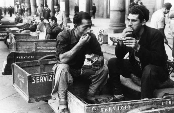 Milano - Piazza del Duomo - Trasportatori pubblici durante la pausa di mezzogiorno