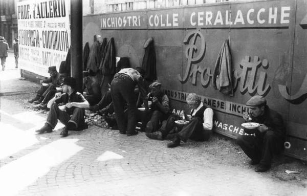 Milano. Operai in pausa pranzo.