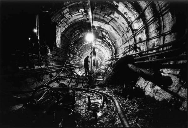 I cantieri della linea Tre della metropolitana e del passante ferroviario. "Tecnico nel primo cunicolo di avanzamento con diametro m. 2.80".