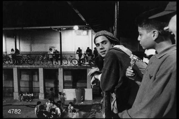 Oratorio. Ragazzi affacciati ad un balcone.