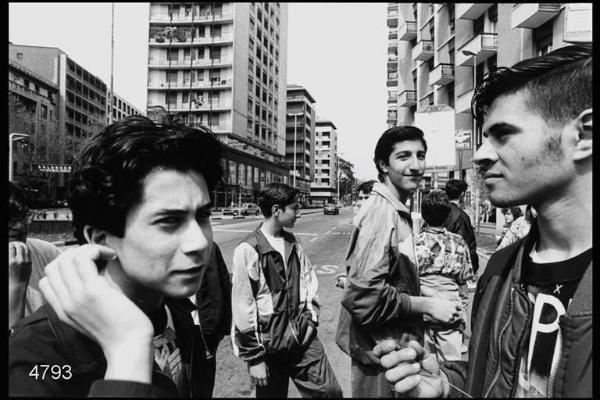 Gruppo di ragazzi per la strada.