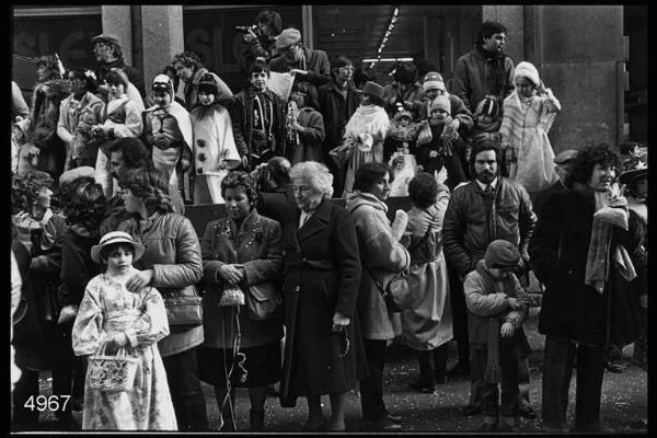 Carnevale Ambrosiano. - Bambini mascherati accompagnati dai familiari.