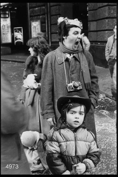 Carnevale Ambrosiano. - Madri accompagnano bambini in maschera.