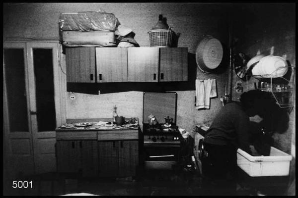 Interno di abitazione di una famiglia eritrea. La cucina.