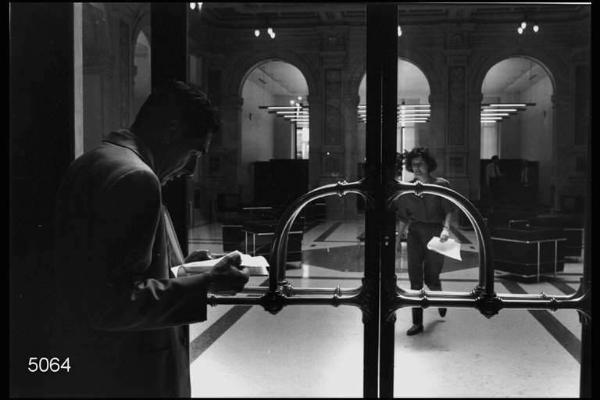 Milano. Sede centrale della Banca Commerciale Italiana in Piazza della Scala. Uffici.