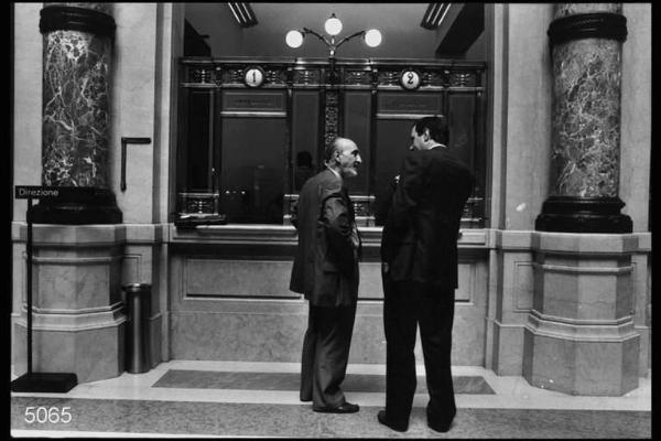 Milano. Sede centrale della Banca Commerciale Italiana in Piazza della Scala. Sportello nel salone d'ingresso.