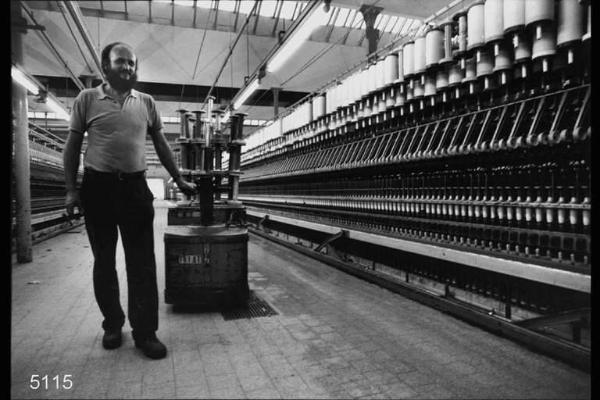 Lanificio e Canapificio Nazionale. Reparto filatura umido. Operaio al lavoro.