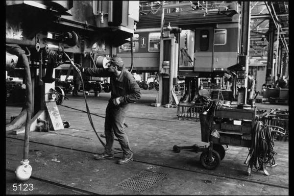 Officina grandi riparazioni FFSS. Riparazione sottocasse.