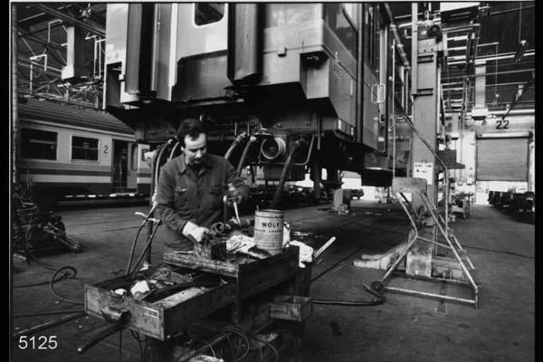 Officina grandi riparazioni FFSS. Riparazione sottocasse.