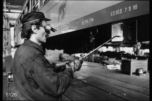 Officina grandi riparazioni FFSS. Riparazione sottocasse.