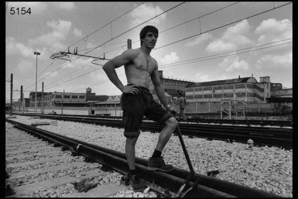 Milano. Bovisa. Cantiere Ferrovie Nord Milano. Operai al lavoro sui binari.