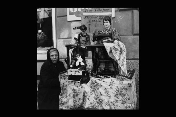 Figure meccaniche. Tre automi di origine siciliana - arrotino, donna alla macchina da cucire, scolaro scrivente - mossi mediante manovella da una donna.